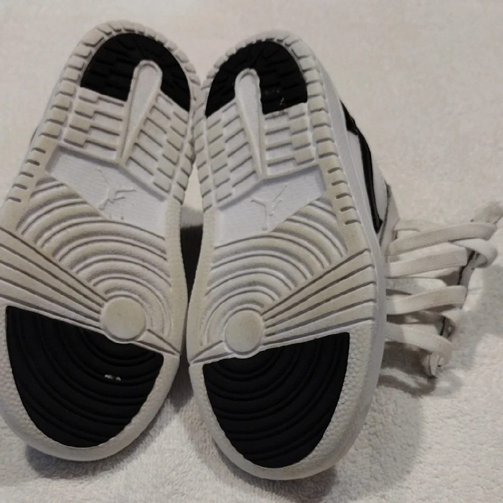 Jordan Kids Sneakers in White and Black - Picture 4 of 6